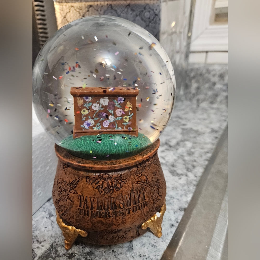Taylor Swift The Eras Tour Acoustic Piano Snow Globe - Picture 3 of 8